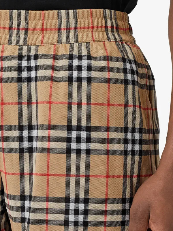 Burberry short - Featurehead